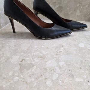 Coach Women's Size 11, Leather Pump With Beadchain.